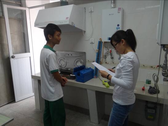 港华燃气集团专家来校给港华班学生进行户内安检初级燃气用具安装检修培训考证