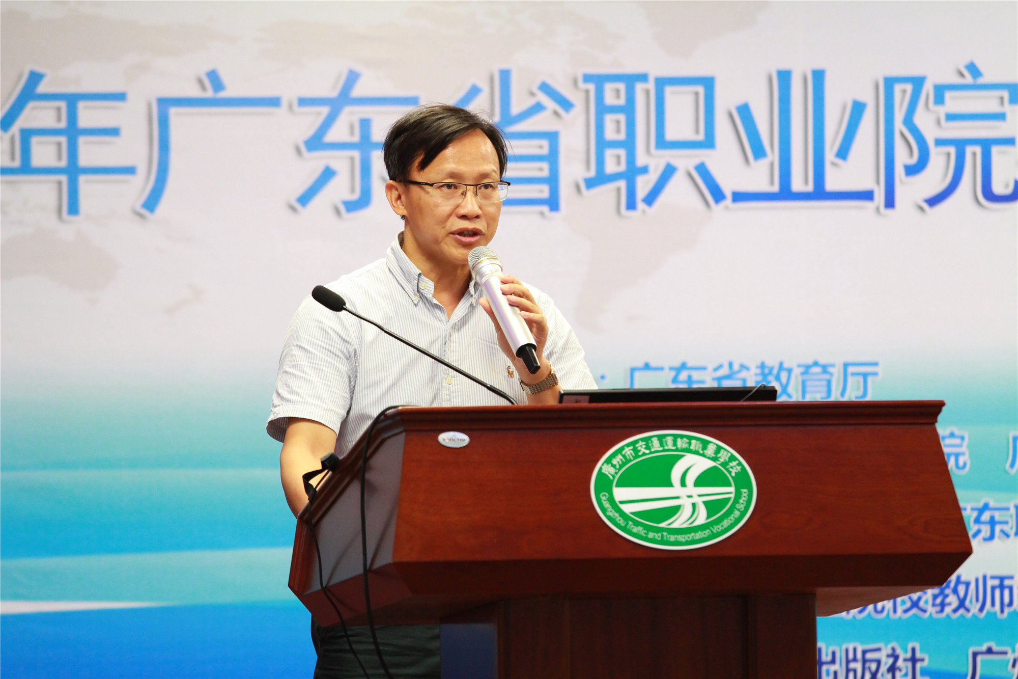 我校刘建平校长在闭幕会上致辞
